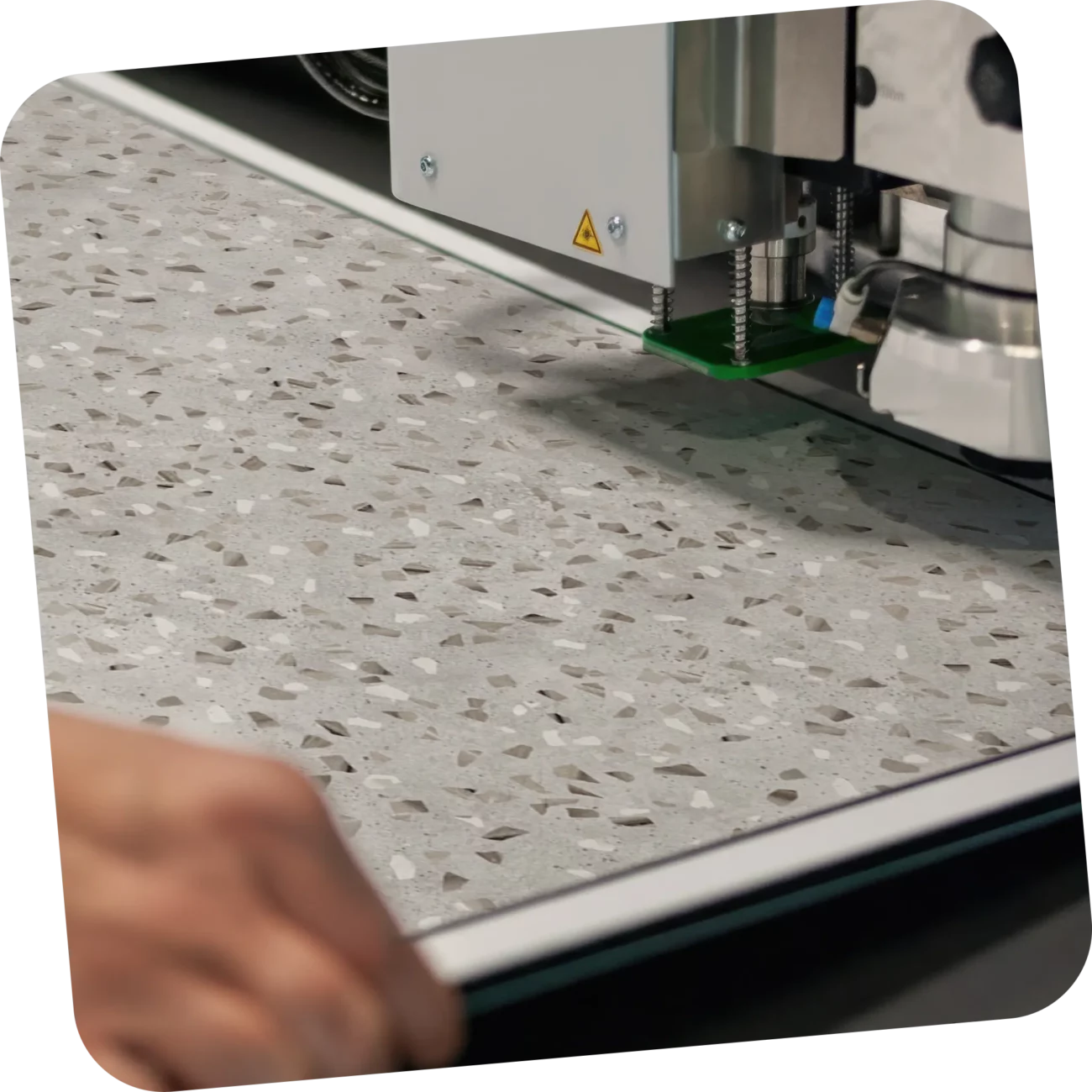 Découpe d'un panneau mural décoratif Terrazzo dans l'atelier Lillois ID Panneaux.