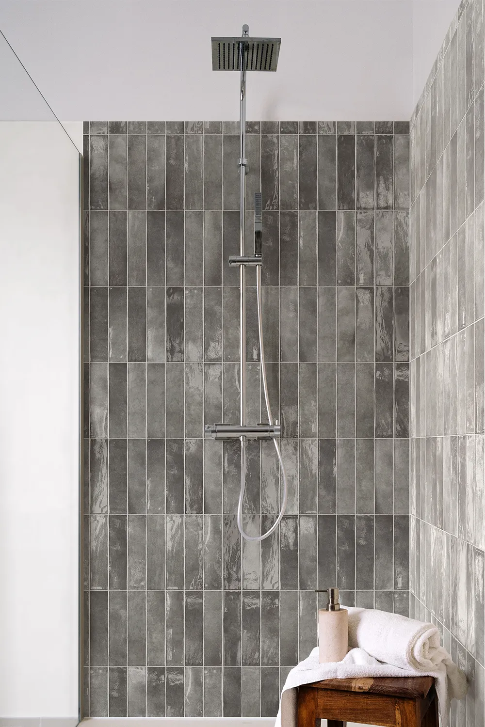 Mur de douche après rénovation avec un panneau mural décoratif ID Panneaux