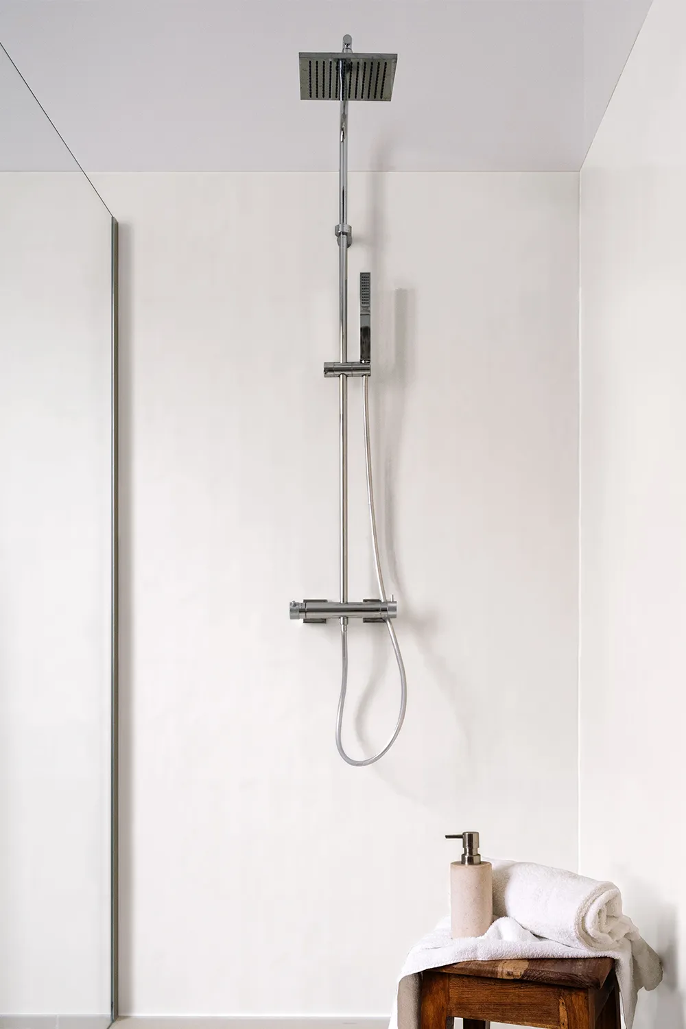 Mur de douche avant rénovation avec un panneau mural décoratif ID Panneaux