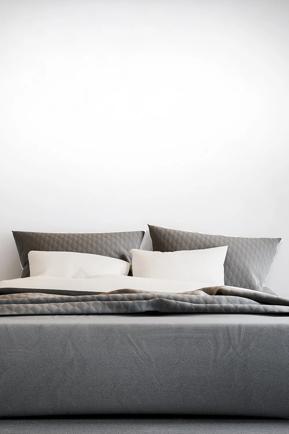 Mur de chambre blanc avant la pose d'un papier peint mural décoratif ID Panneaux.